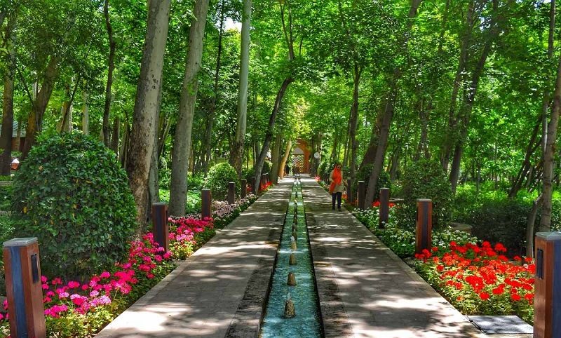 فضای سبز و آبراه باغ ایرانی تهران